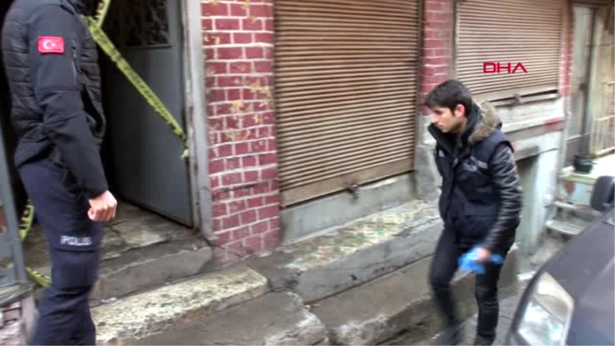 İstanbul- - Fatih\'teki Yangında 1 Kişi Hayatını Kaybetti