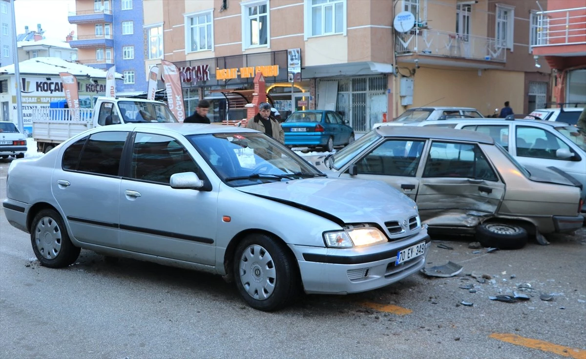 Karaman\'da İki Otomobil Çarpıştı: 2 Yaralı