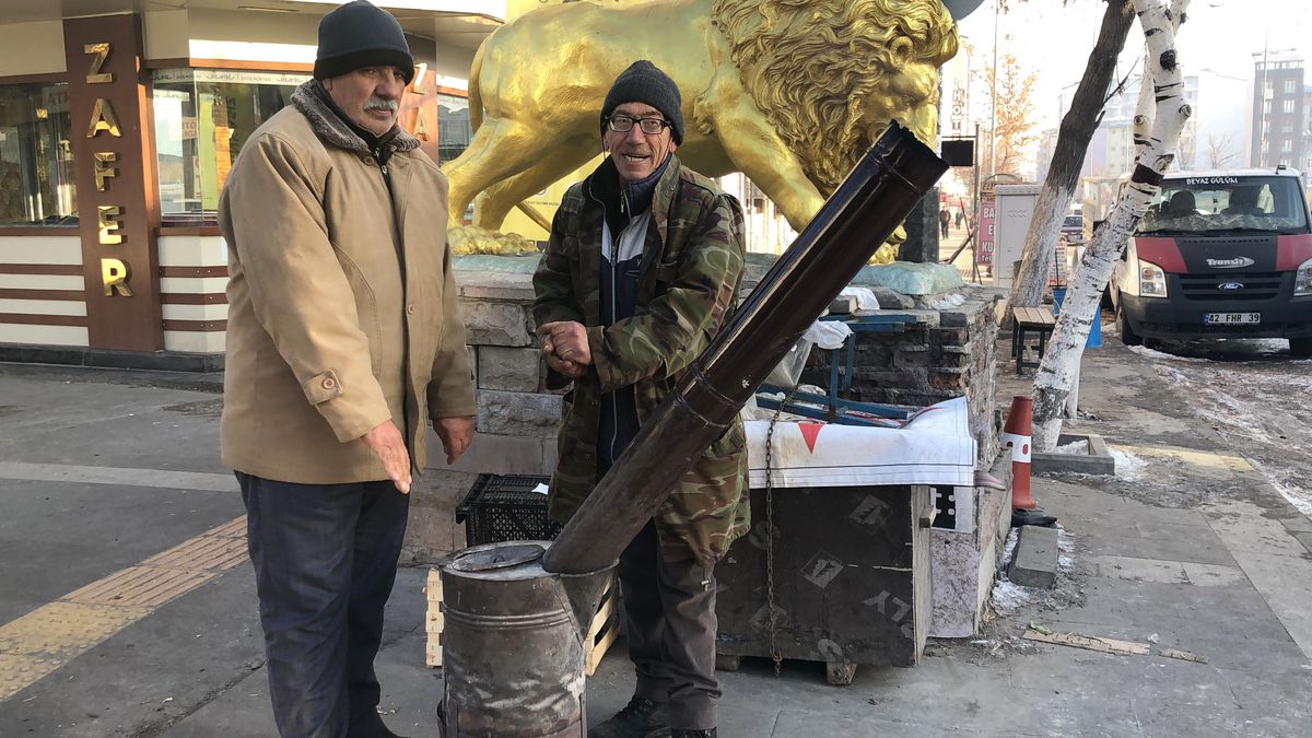 Bir Kent Donuyor! Vatandaş Isınmak İçin Caddeye Soba Kurup Yaktı