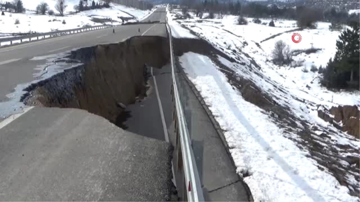 Kütahya\'da Emet-Tavşanlı Yolu Çöktü...4 Metre Derinliğinde Göçük Oluştu... Yol Trafiğe Kapatıldı