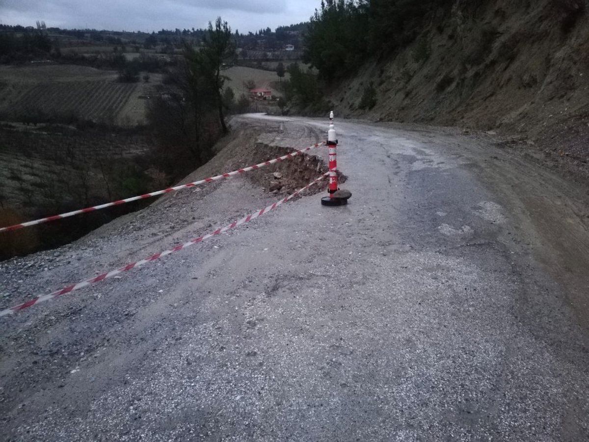 Manisa\'da Göçen Yolu Ekipler Tarafından Onarıldı