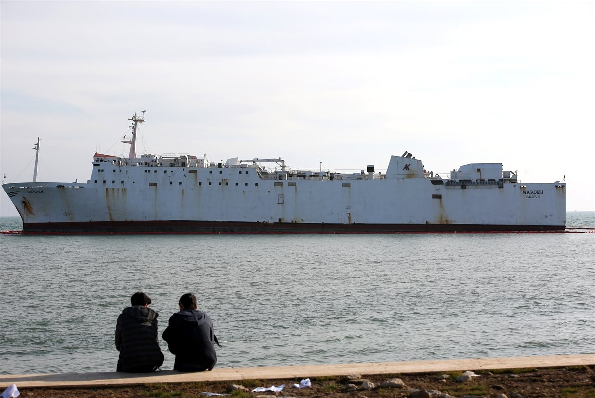 Mersin\'de Karaya Oturan Geminin Etrafına Bariyer Çekildi