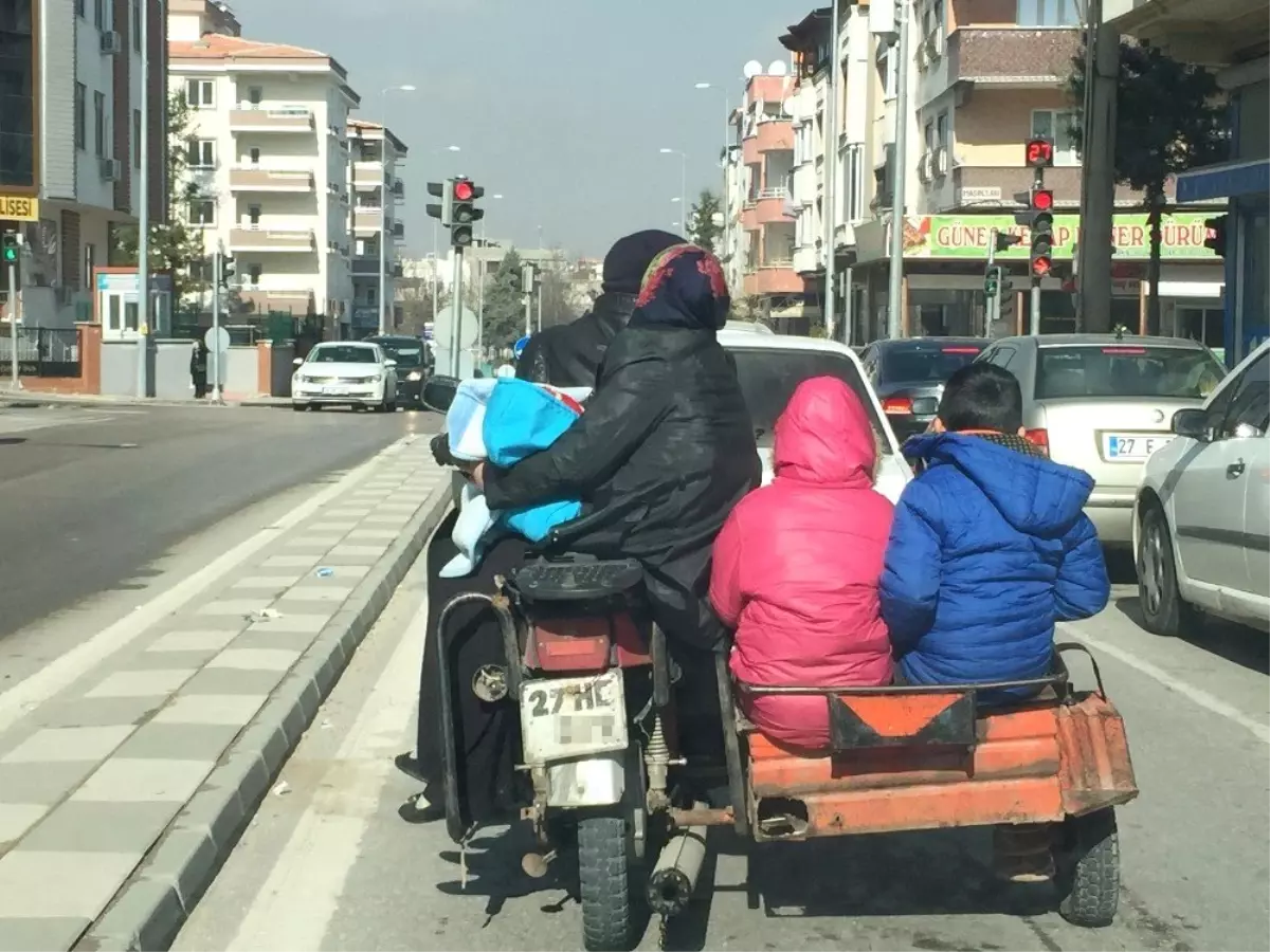 Motosiklette Tehlikeli Yolculuk