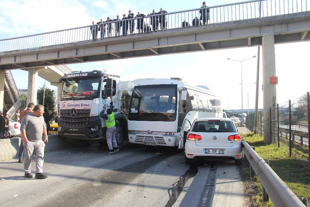 Okmeydanı\'nda Makas Atan Sürücü Zincirleme Kazaya Neden Oldu