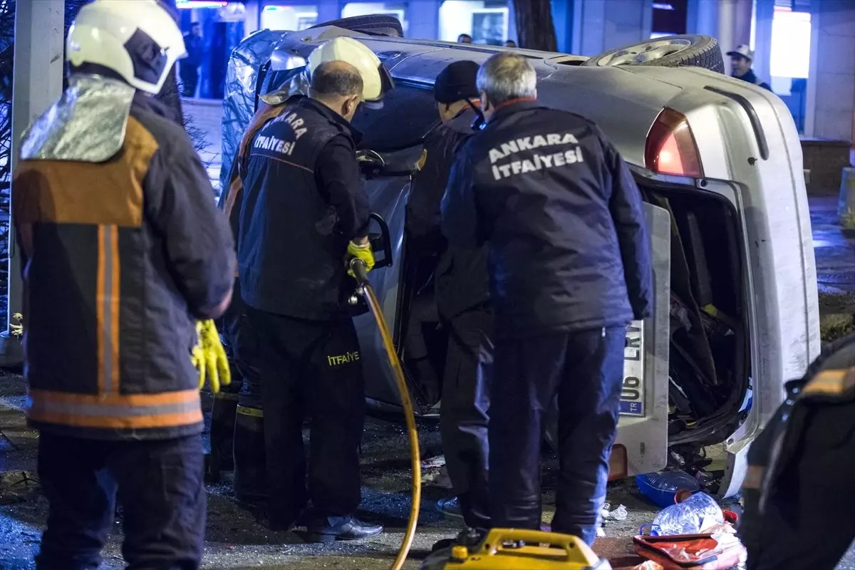 Otomobil Ağaca ve 2 Polis Aracına Çarpıp Devrildi: 4 Yaralı