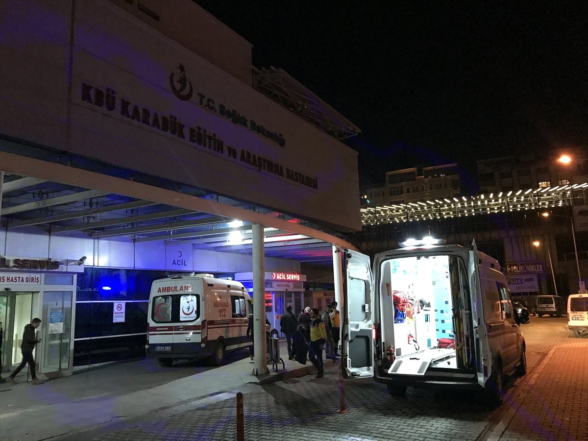 Otomobilin Çarptığı Anne ve Oğlu Yaralandı