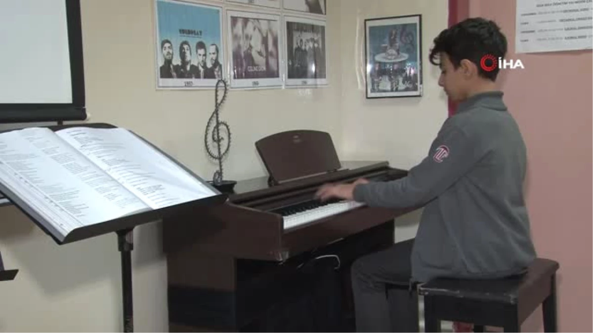 Piyano Çalmayı Okul Koridorlarında Öğrendi
