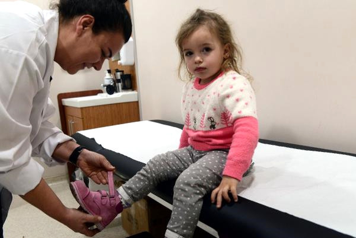 Sağ Ayağına, 3 Yaşında İlk Kez Ayakkabı Giydi