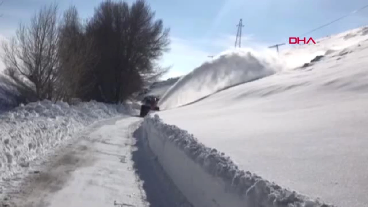 Sivas\'ta Kapalı Köy Yolunda Kar Kalınlığı 4 Metreyi Buldu