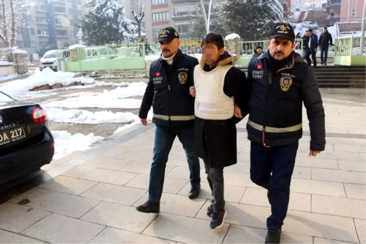 Tıp Öğrencisi Kardeşini Kalbinden Bıçaklayıp Öldürdü, Annesini Yaraladı (2)