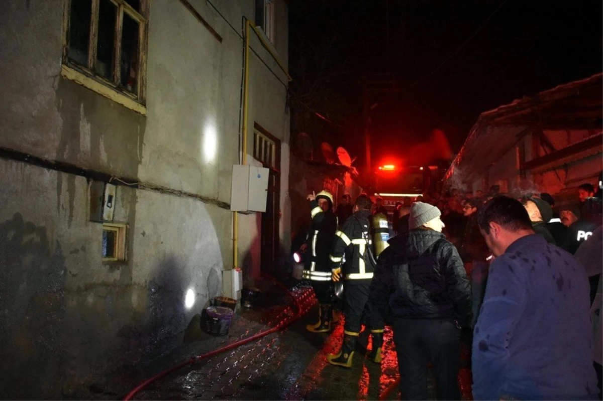 Tosya\'da 10 Kişinin Yaşadığı Evde Yangın