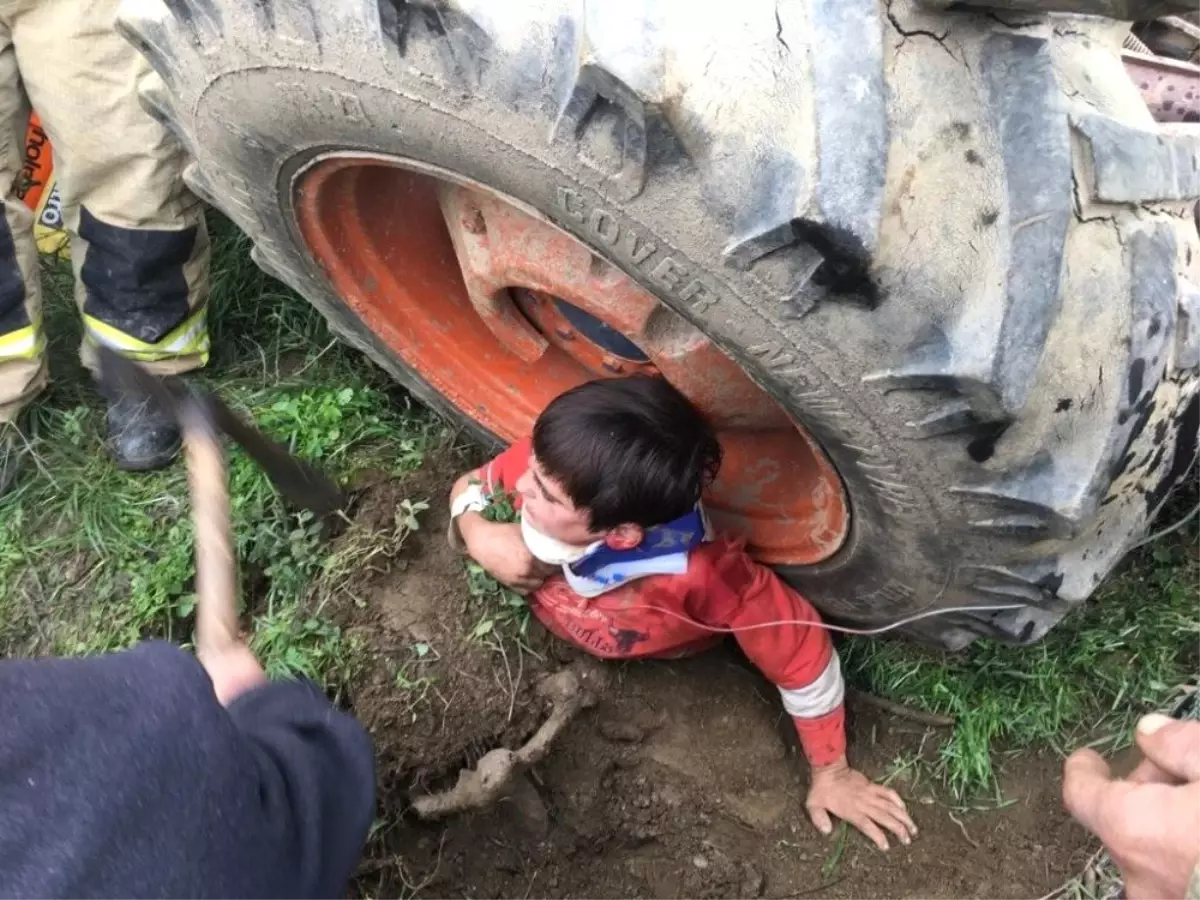 Traktörün Tekerinde Sıkışan Çocuğu Aks Ekipleri Kurtardı