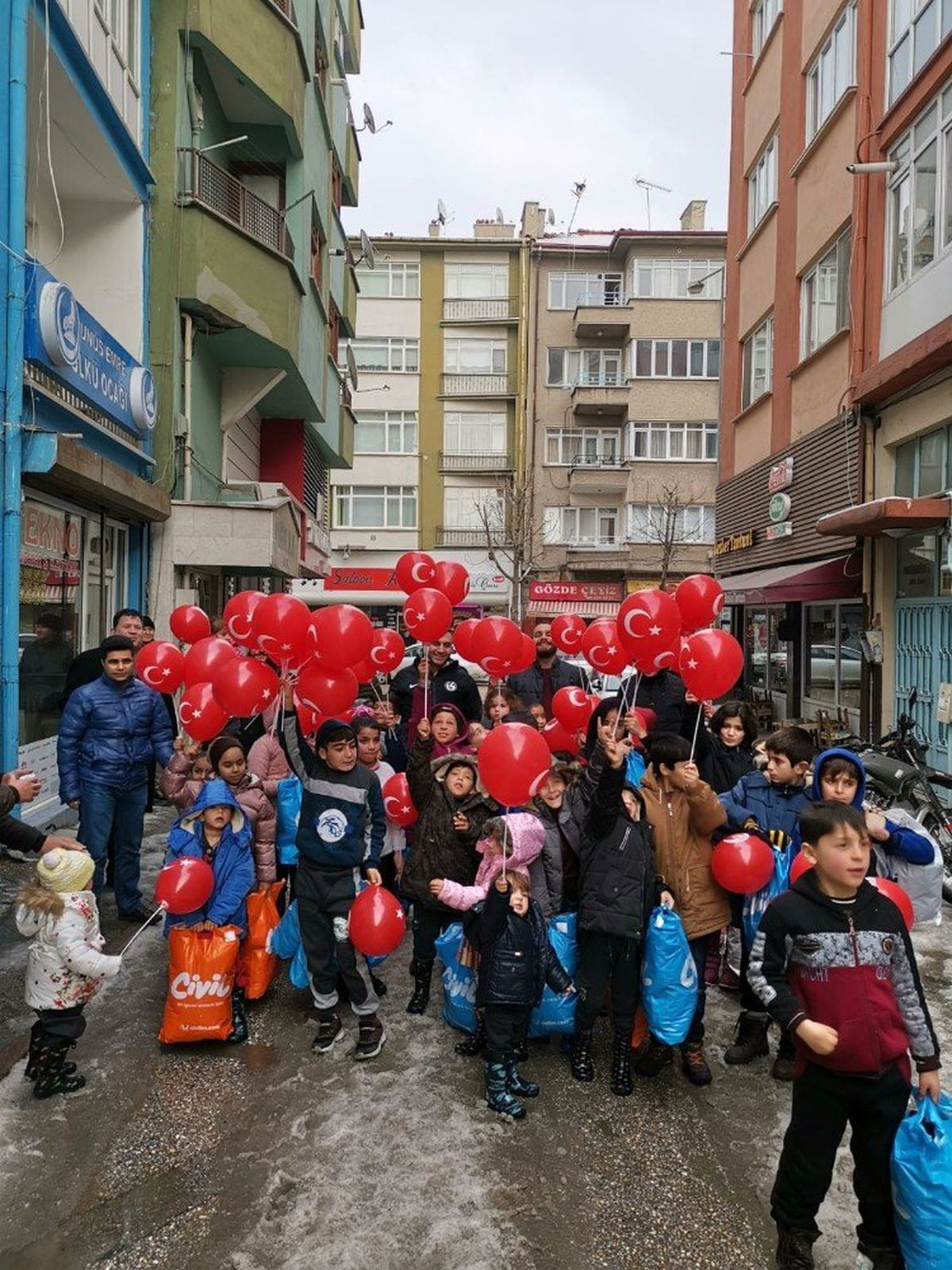 Ülkü Ocaklarından 100 Çocuğa Mont Hediyesi