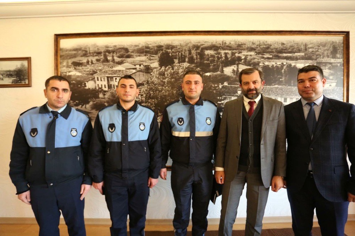 Yangını Fark Eden Zabıta Mahsur Kalan Kız Çocuğunu Kurtardı
