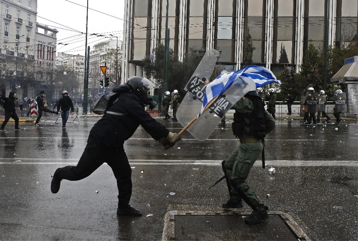 Yunanistan\'daki Protestolarda 2 Türk Gözaltına Alındı İddiası