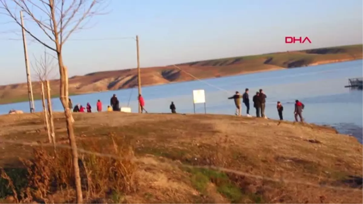 Adıyaman Kahta\'da Sıcak Havayı Gören Vatandaşlar Baraj Kıyısına Akın Etti