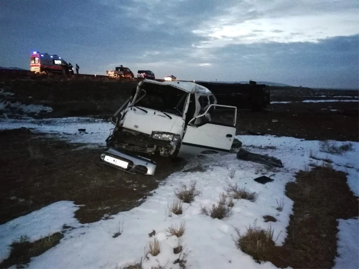 Aksaray\'da Minibüsler Çarpıştı: 21 Yaralı