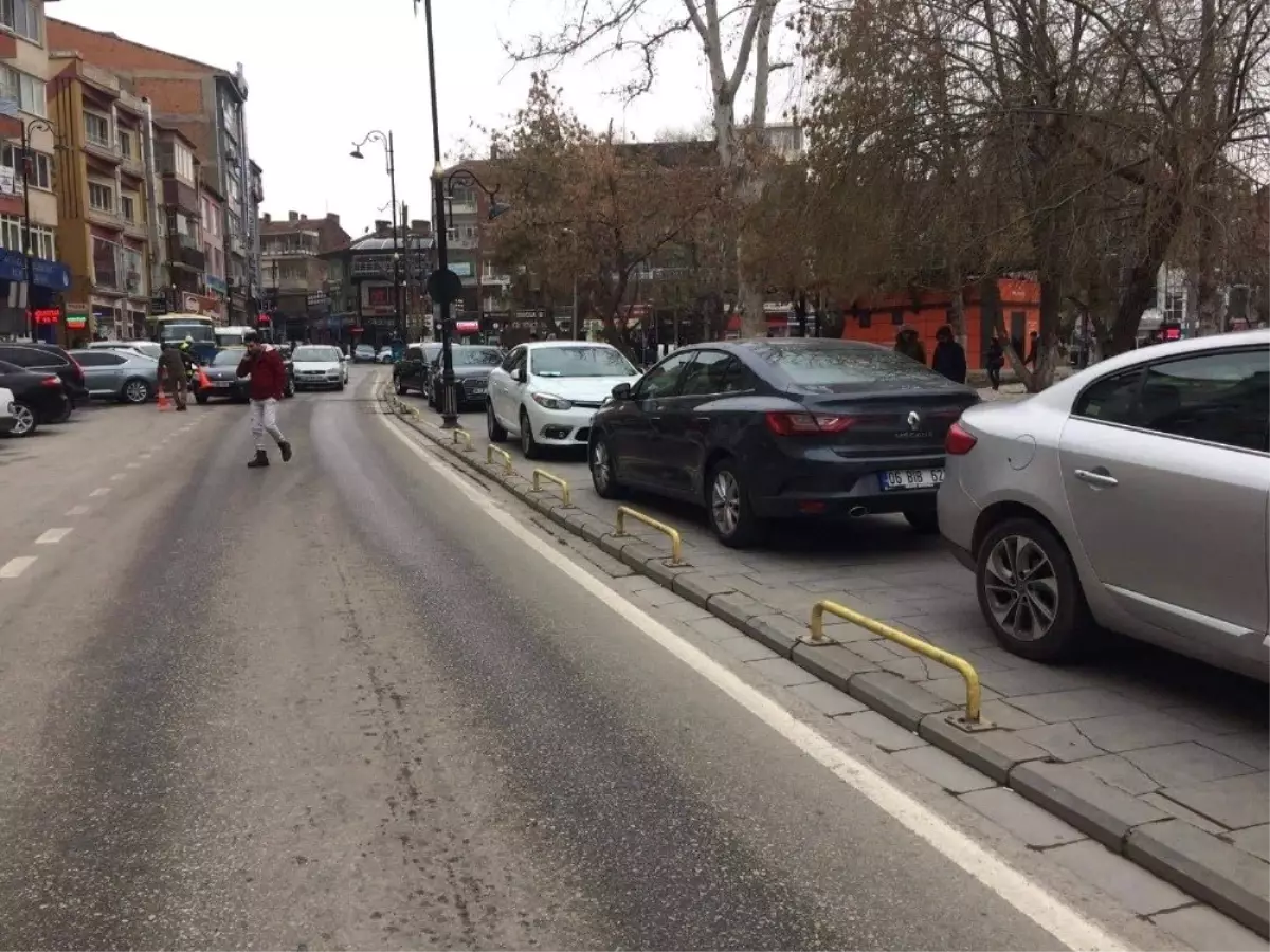 Araçlar Kaldırıma Park Edilince Yayalar Yoldan Yürüdü