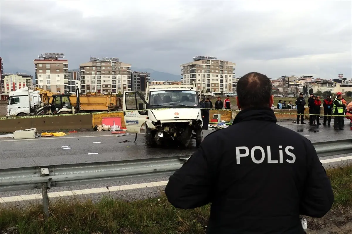 Aydın\'da Kamyonet Beton Bariyere Çarptı: 1 Ölü, 3 Yaralı