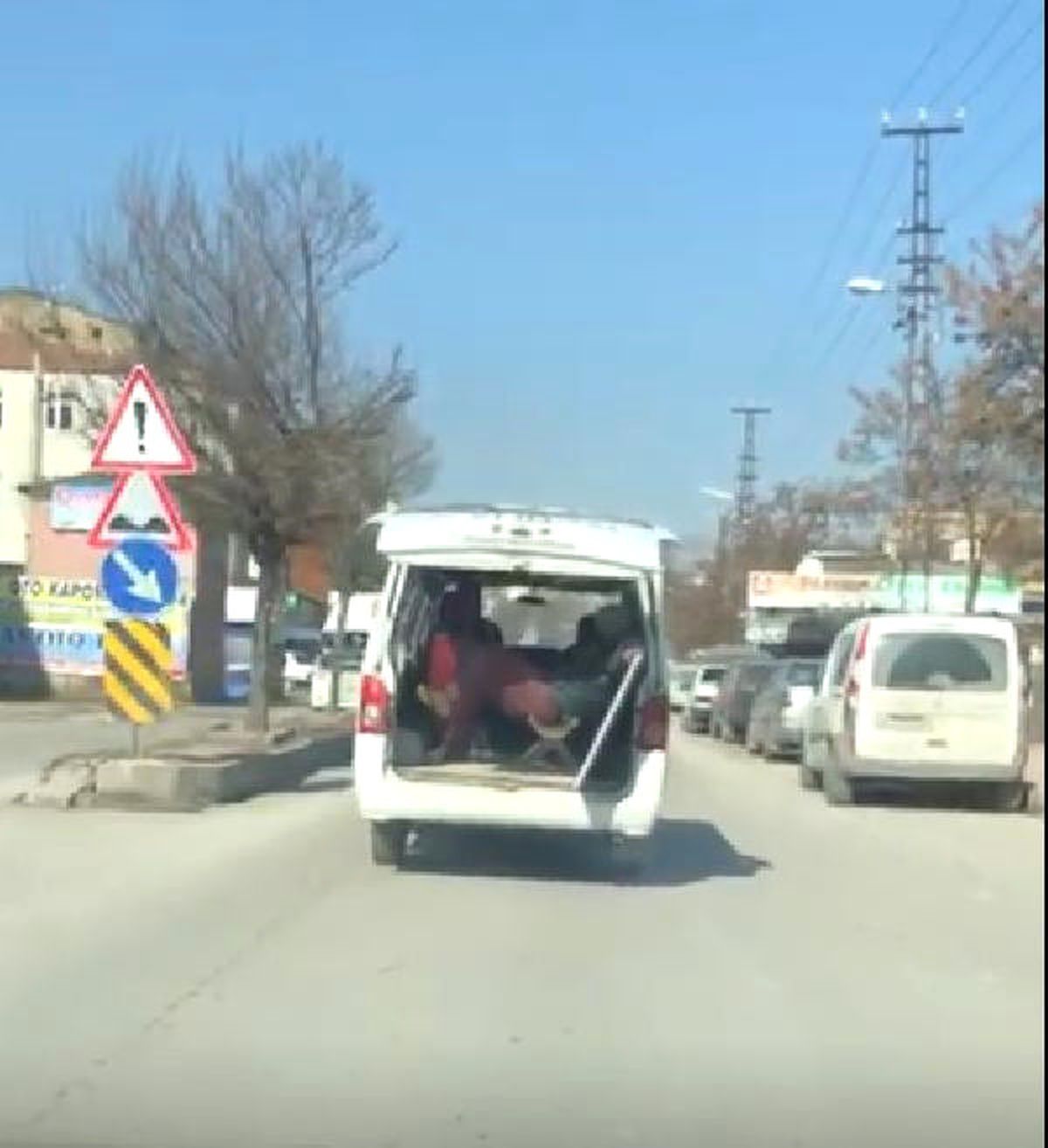 Bagaj Kapağı Açık Araçta, Taburede Oturarak Yolculuk Yaptı