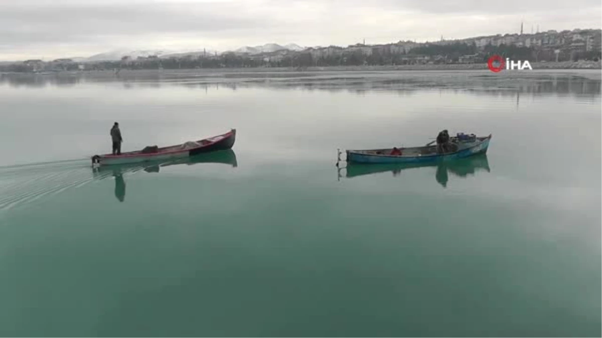 Beyşehir Gölü\'nde Buzlar Arasında Avlanma Mesaisi