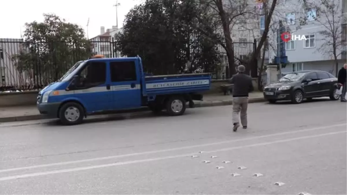 Bu Kez Caddeyi Trafiğe Kapatamadı