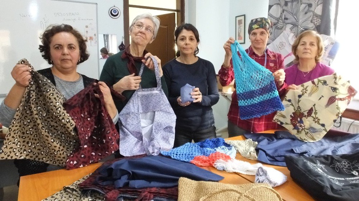 Burhaniyeli Kadınlar Market Çantası Üretiyor