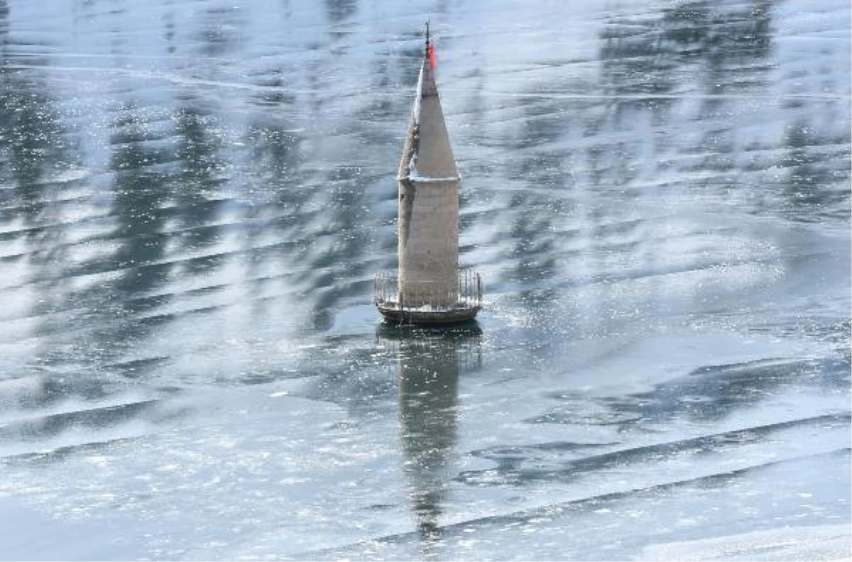 Buz Yüzeydeki Minare İlgi Çekti
