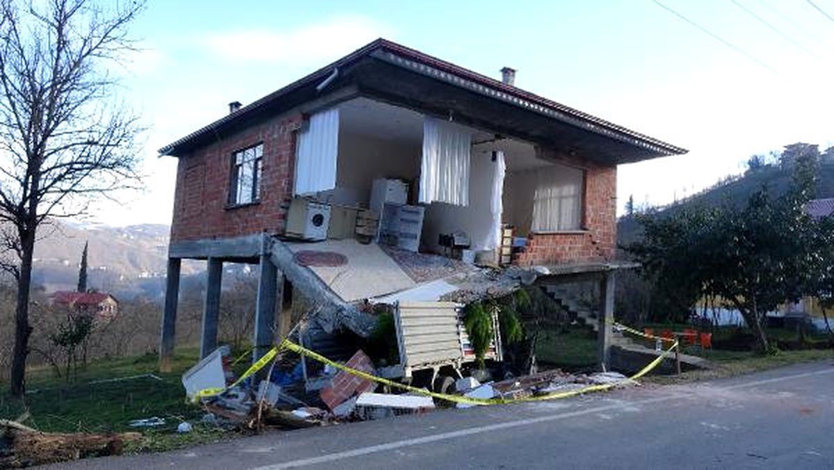 Çarptığı Evin Mutfak Bölümü, Kamyonetin Üstüne Çöktü