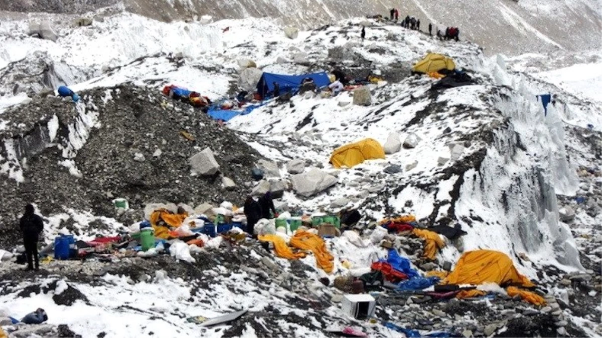 Çin, Oluşan Çöp Yığınlarını Temizlemek İçin Everest\'e Yapılan Tırmanışları Kısıtlayacak