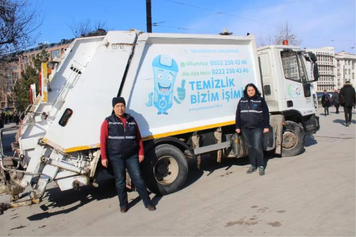 Çöp Kamyonu Şoförü Kadınlar, Sokak Sokak Gezip Çöp Topluyor