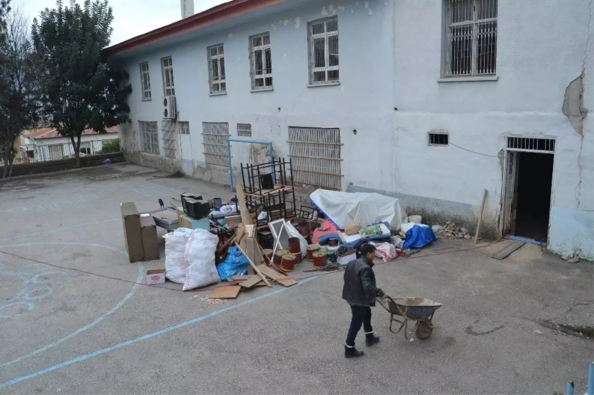 Denetimli Serbestlik Bünyesindeki Yükümlüler Okul Tadilatında Görev Aldı