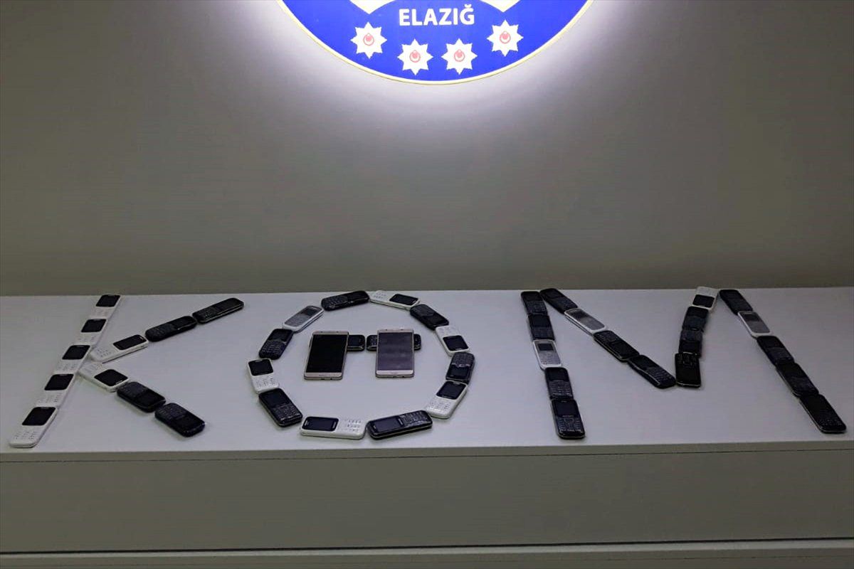 Elazığ\'da 45 Kaçak Cep Telefonu Ele Geçirildi