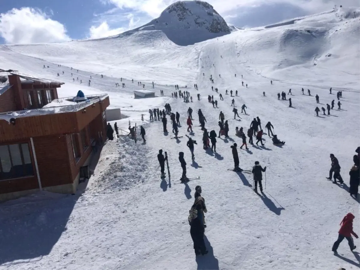 Hakkari\'deki Kayak Merkezi Hafta İçi de Hizmet Vermeye Başladı