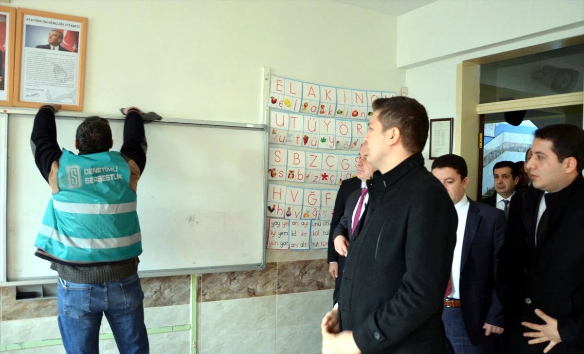 Kahramanmaraş\'ta Hükümlüler Okulların Tadilatını Yapıyor