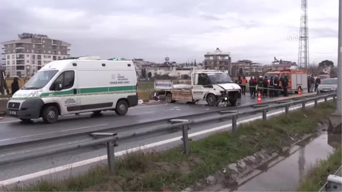 Kamyonet Beton Bariyere Çarptı: 1 Ölü, 3 Yaralı