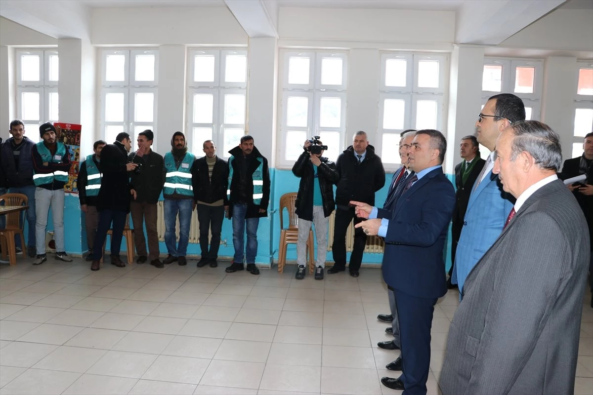 Karaman\'da Hükümlüler Okulları Onarıyor