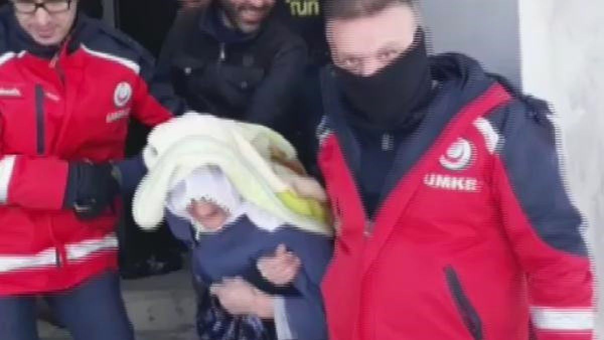 Kardan Yolu Kapanan Köydeki Hasta, Paletli Ambulansla Hastaneye Getirildi