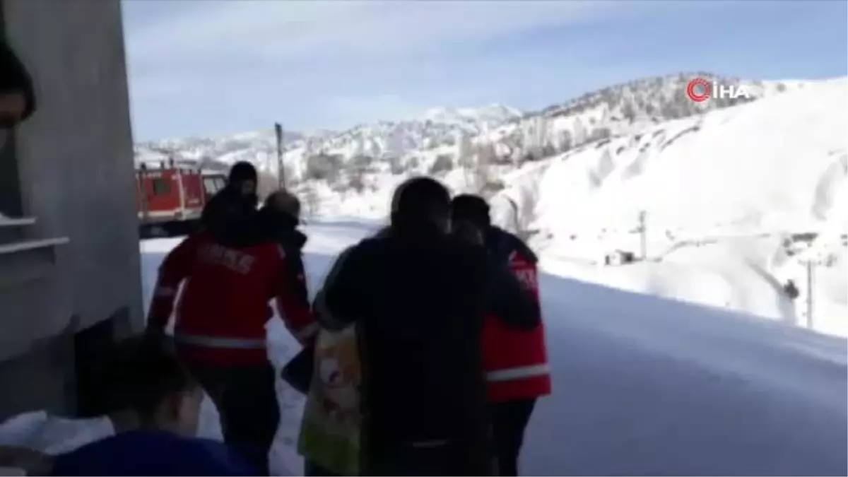 Karlı Yollar Paletli Ambulansla Aşıldı, Emine Nine Kurtarıldı