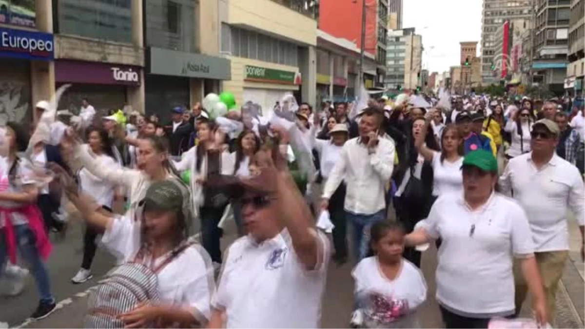 Kolombiya\'da "Teröre Karşı Birlik" Yürüyüşü