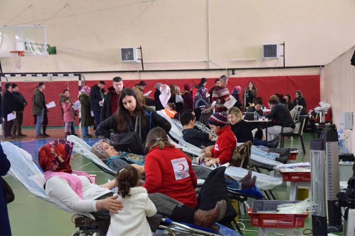Lapseki\'de Öykü Arin İçin Kan Bağışı Kampanyası Gerçekleştirildi