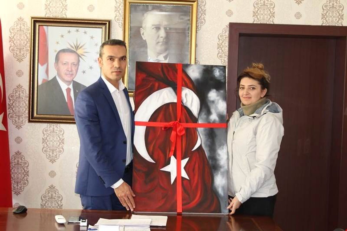 Öğretmenden Kaymakama Anlamlı Hediye