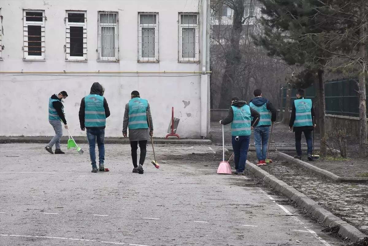 Okullardaki Tadilat ve Boya İşlerini Yükümlüler Yapıyor