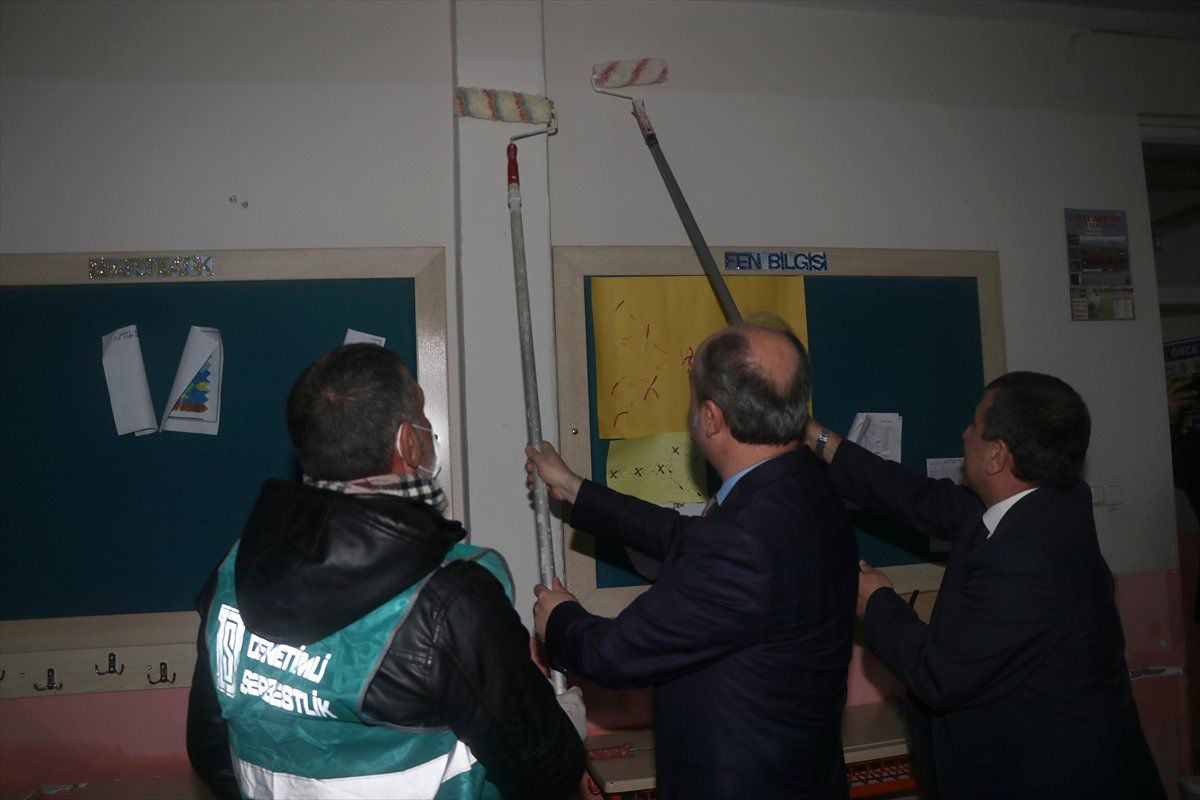 Okullardaki Tadilat ve Boya İşlerini Yükümlüler Yapıyor
