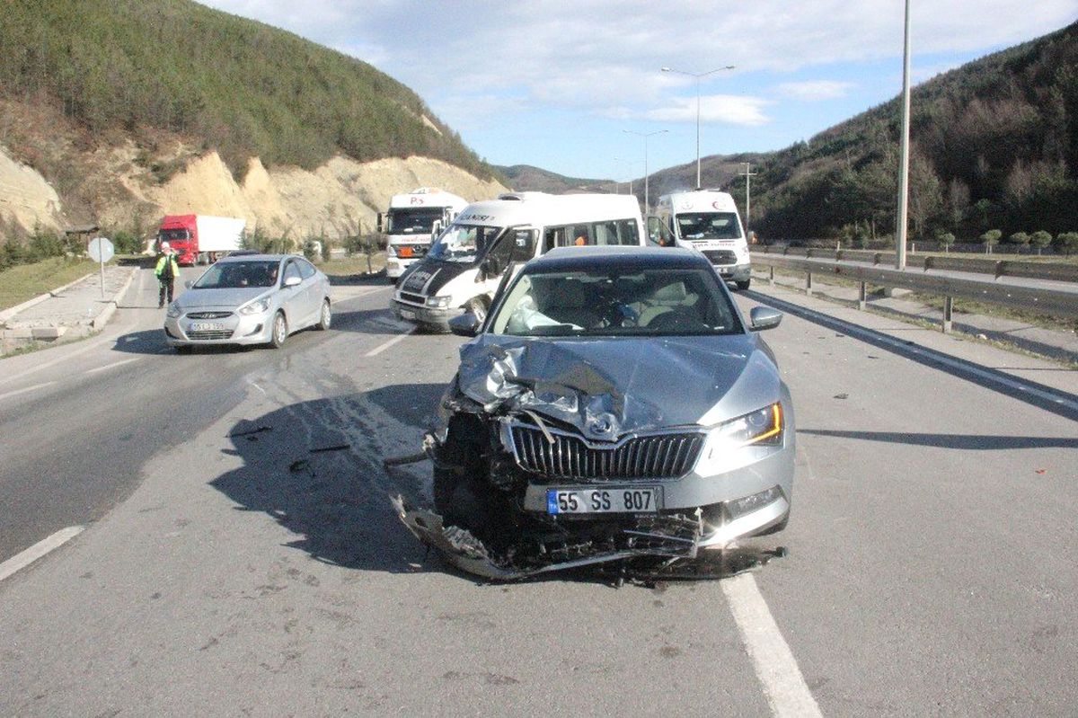 Otomobil Minibüse Çarptı: 3 Yaralı
