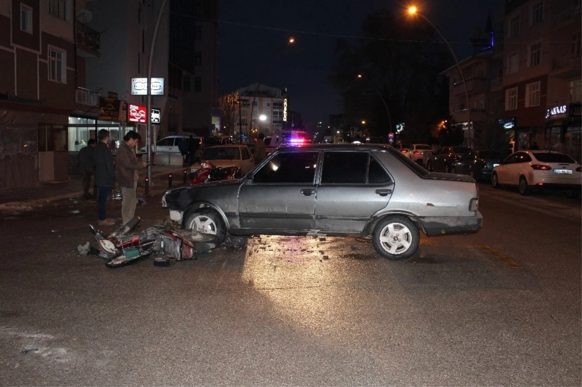 Otomobille Elektrikli Bisiklet Çarpıştı: 3 Yaralı