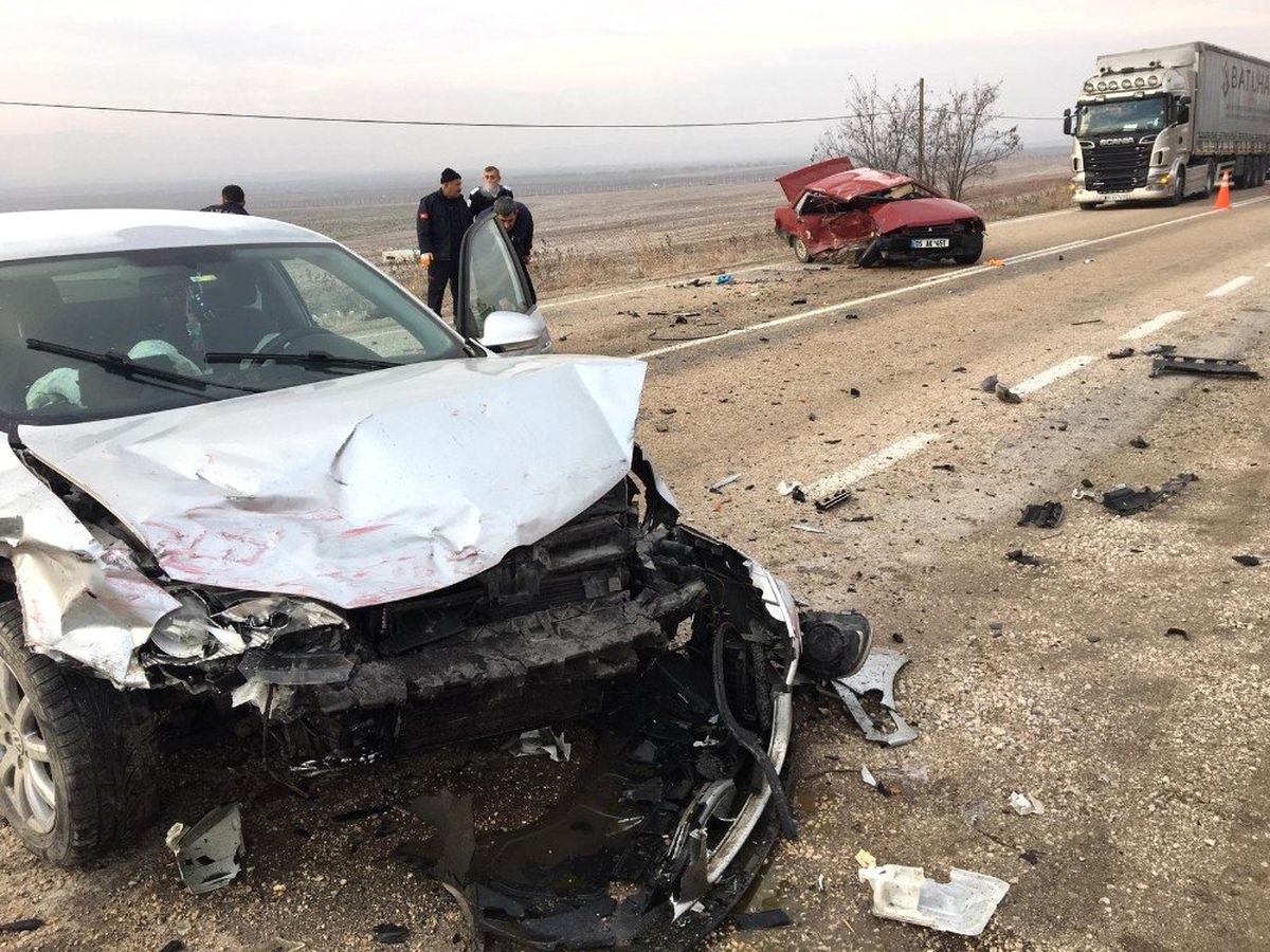 Otomobiller Çarpıştı: 1 Yaralı