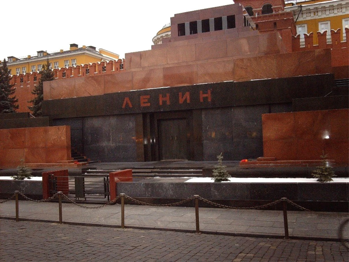 Rusya\'da Lenin\'in Naaşının Gömülmesi Tartışmaları Başladı