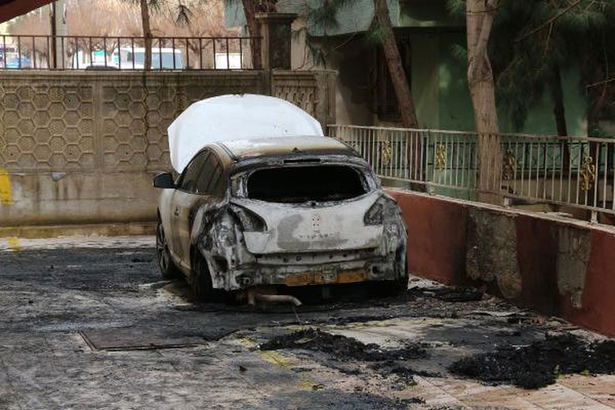 Şanlıurfa\'da 2 Otomobil Kundaklandı