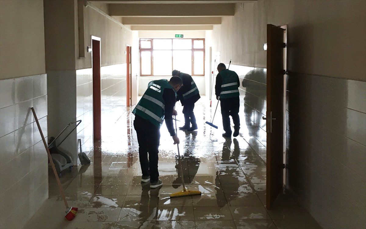 Seydişehir\'de Okullardaki Tadilat ve Boya İşlerini Yükümlüler Yapıyor